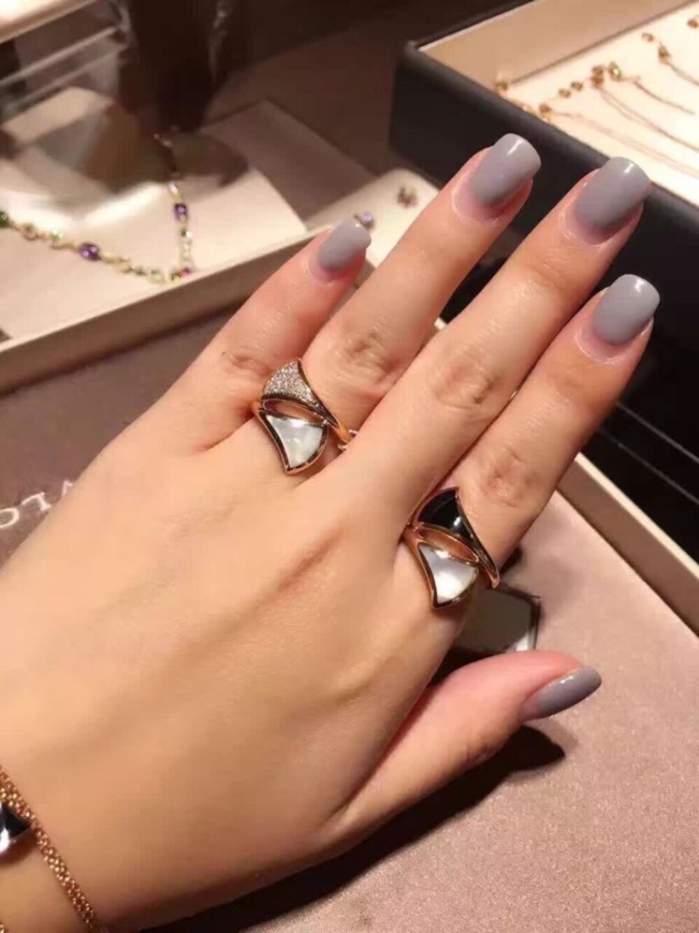 Bulgari Black Onyx and White Mother-of-Pearl Misaligned Fan-Shaped Ring - Picture 4 of 9